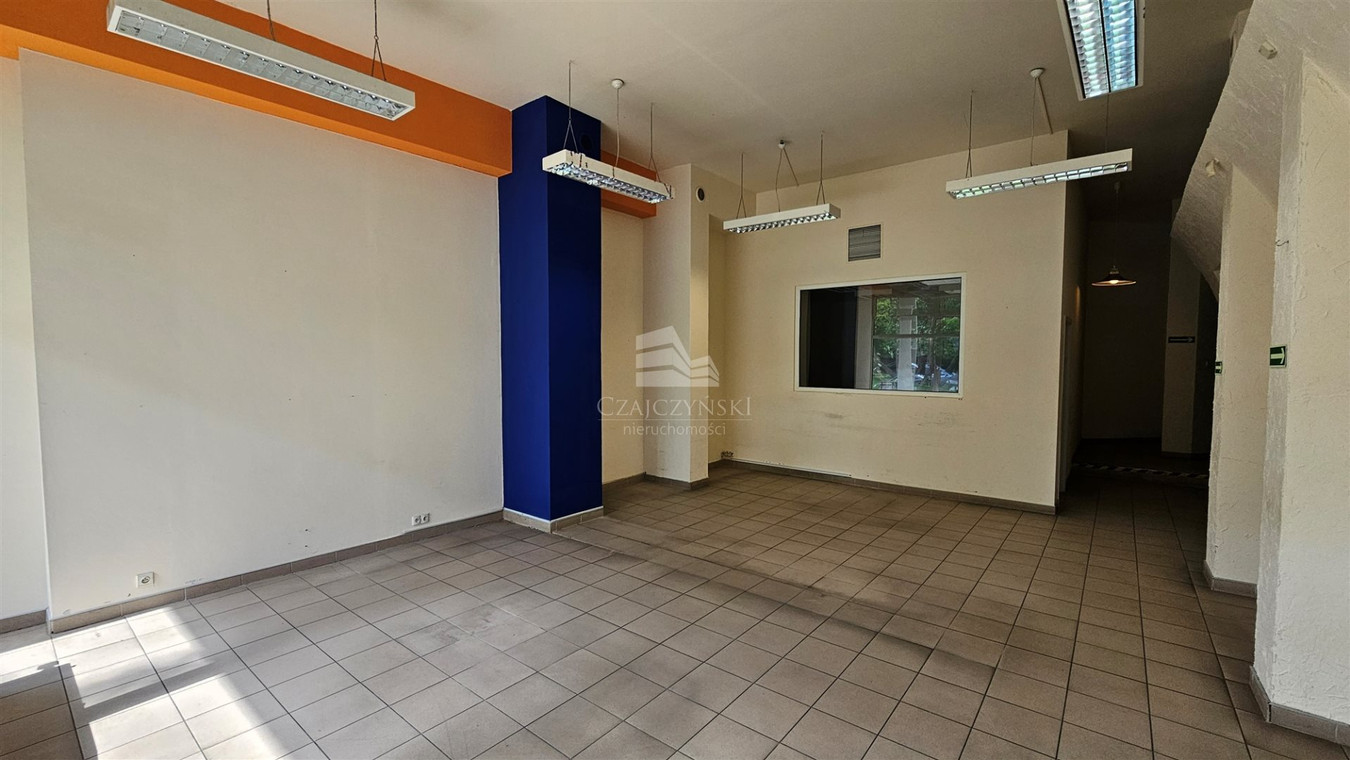 KOMANDORSKA - DACH BUD, PARTER, WITRYNY, 2 WEJŚCIA - Widok 4