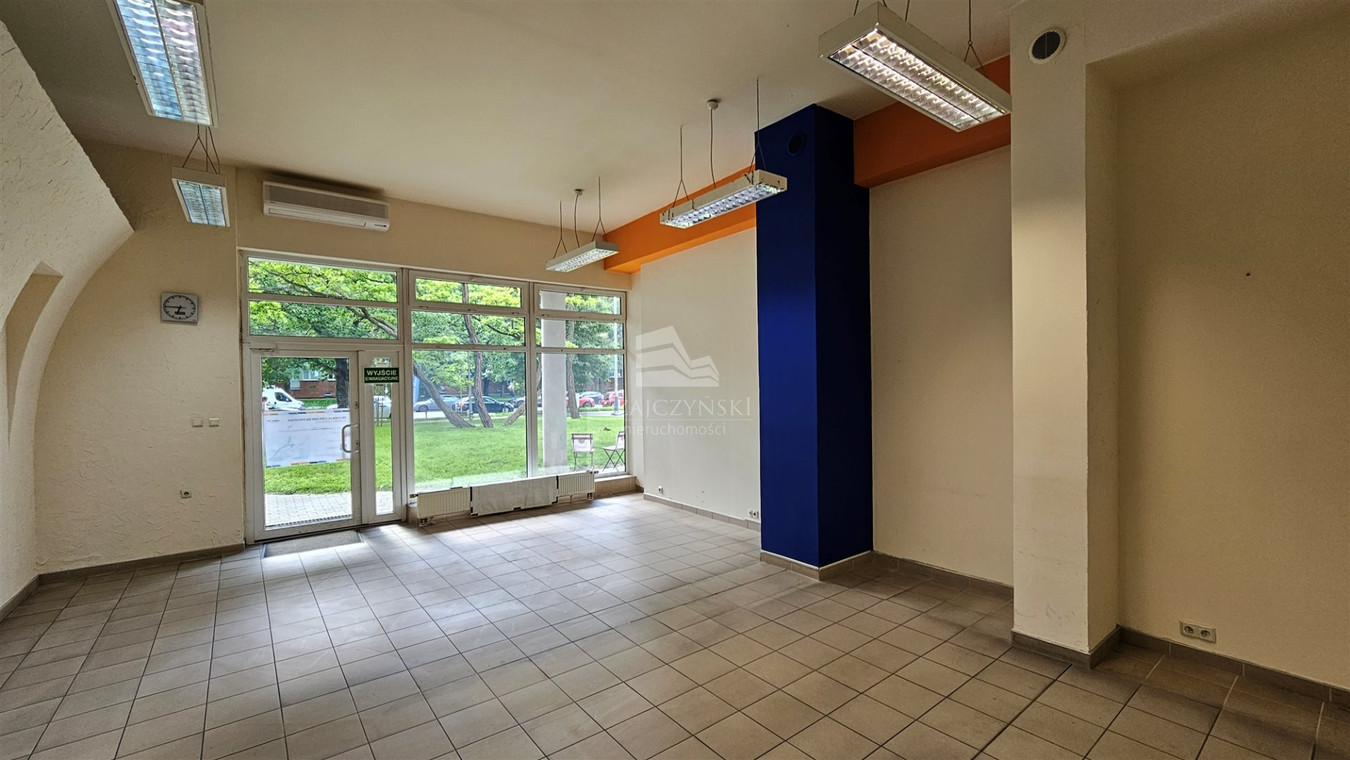 KOMANDORSKA - DACH BUD, PARTER, WITRYNY, 2 WEJŚCIA - Widok 3