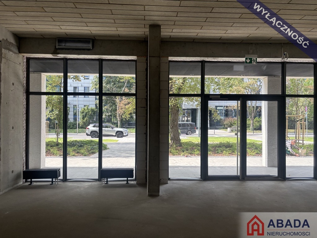 nowy lokal z dużymi witrynami od ulicy parking x18 - Widok 4