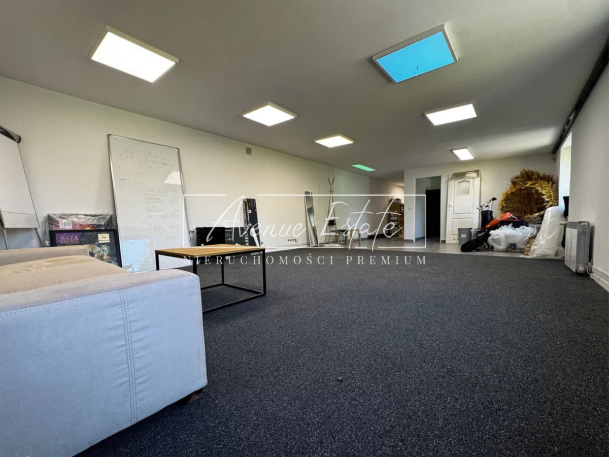 Przestronny samodzielny budynek 340 m² + parking - Więcej