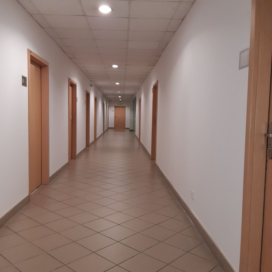 Pokój biurowy z dostępem 24 H - Więcej
