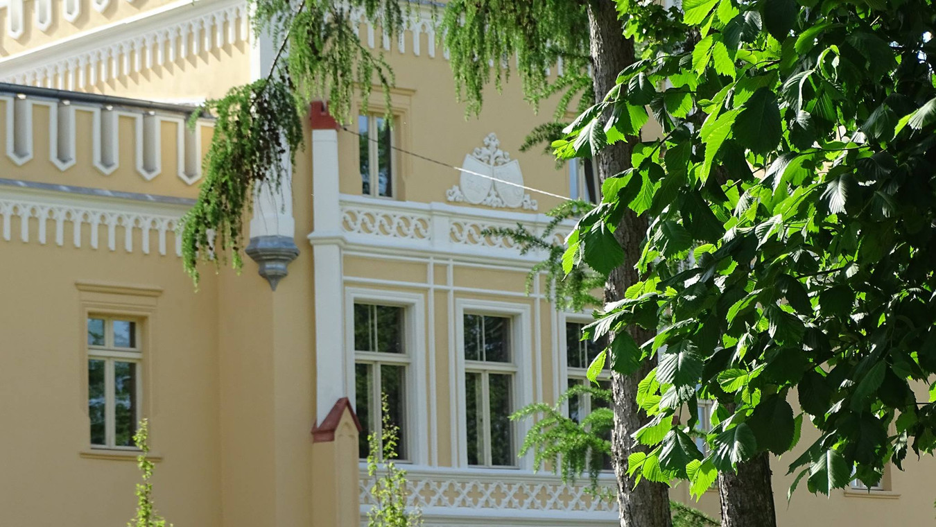 Baśniowy odrestaurowany( z zewnątrz) pałac ,architektoniczna perła koło Opola