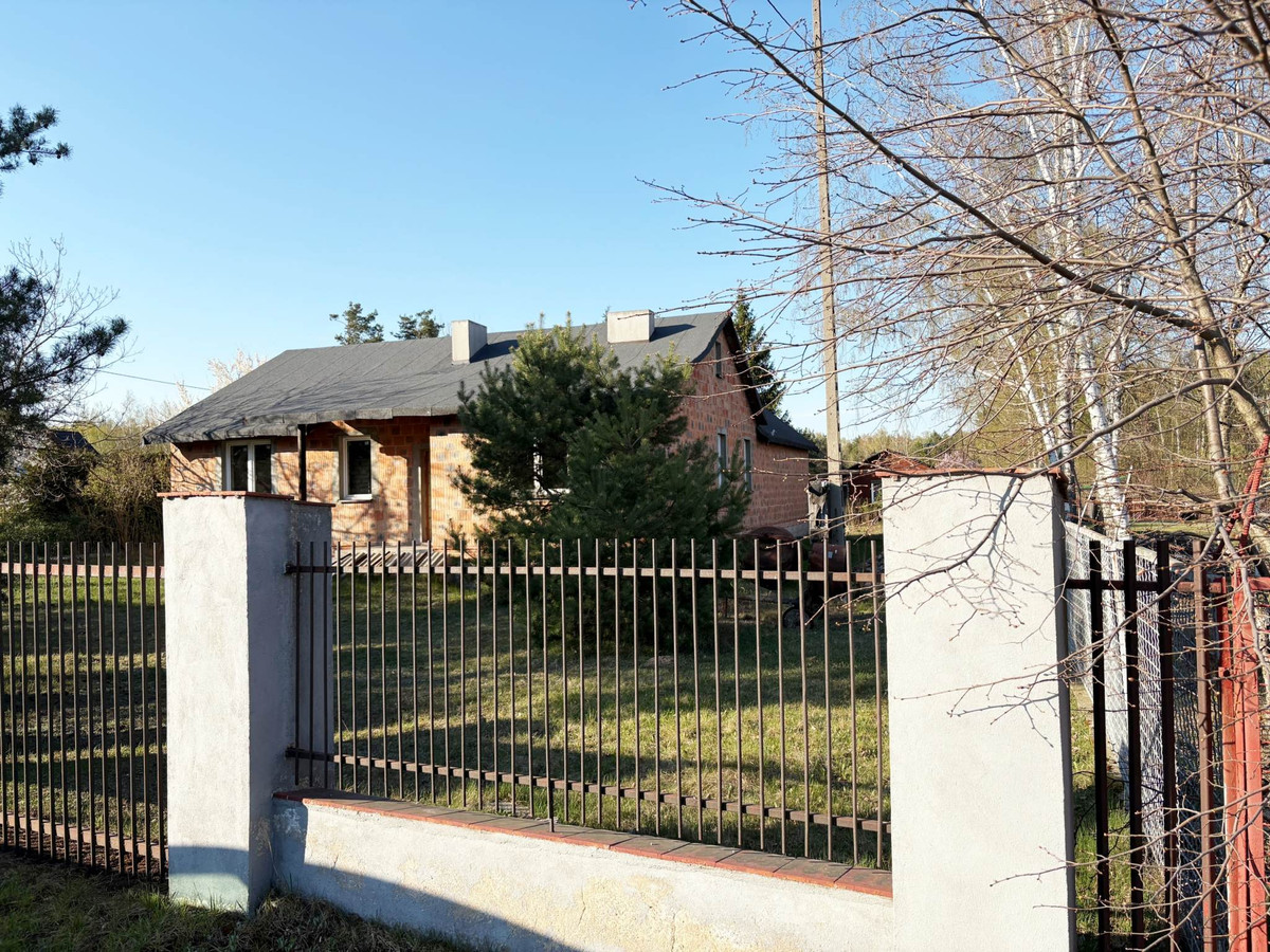 Dom z potencjałem w Łodzi – stan surowy zamknięty, duża działka 1100 m²
