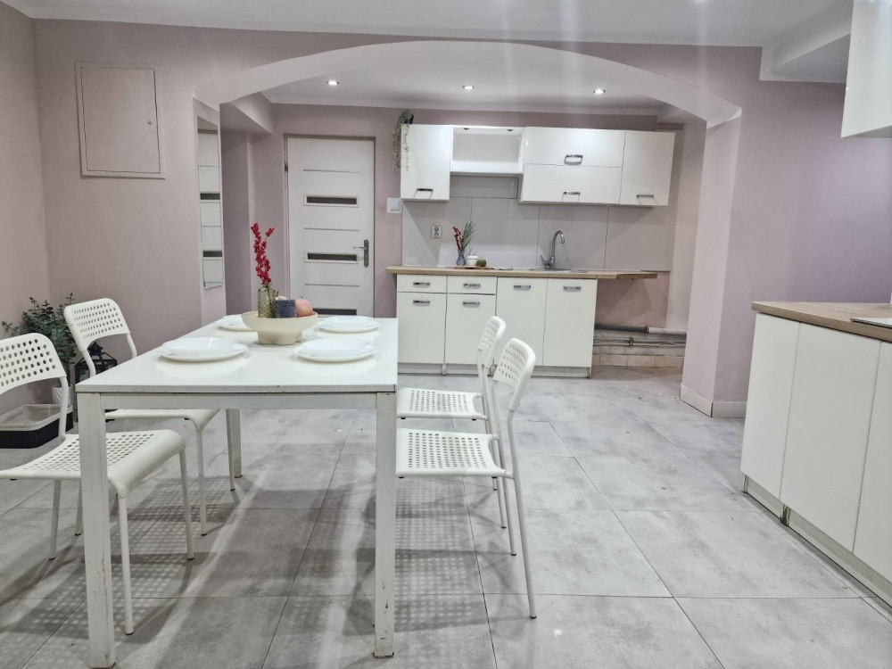 Inwestycyjne mieszkanie w suterenie - umeblowane 135 m2, 7 pokoi - NOWA SÓL