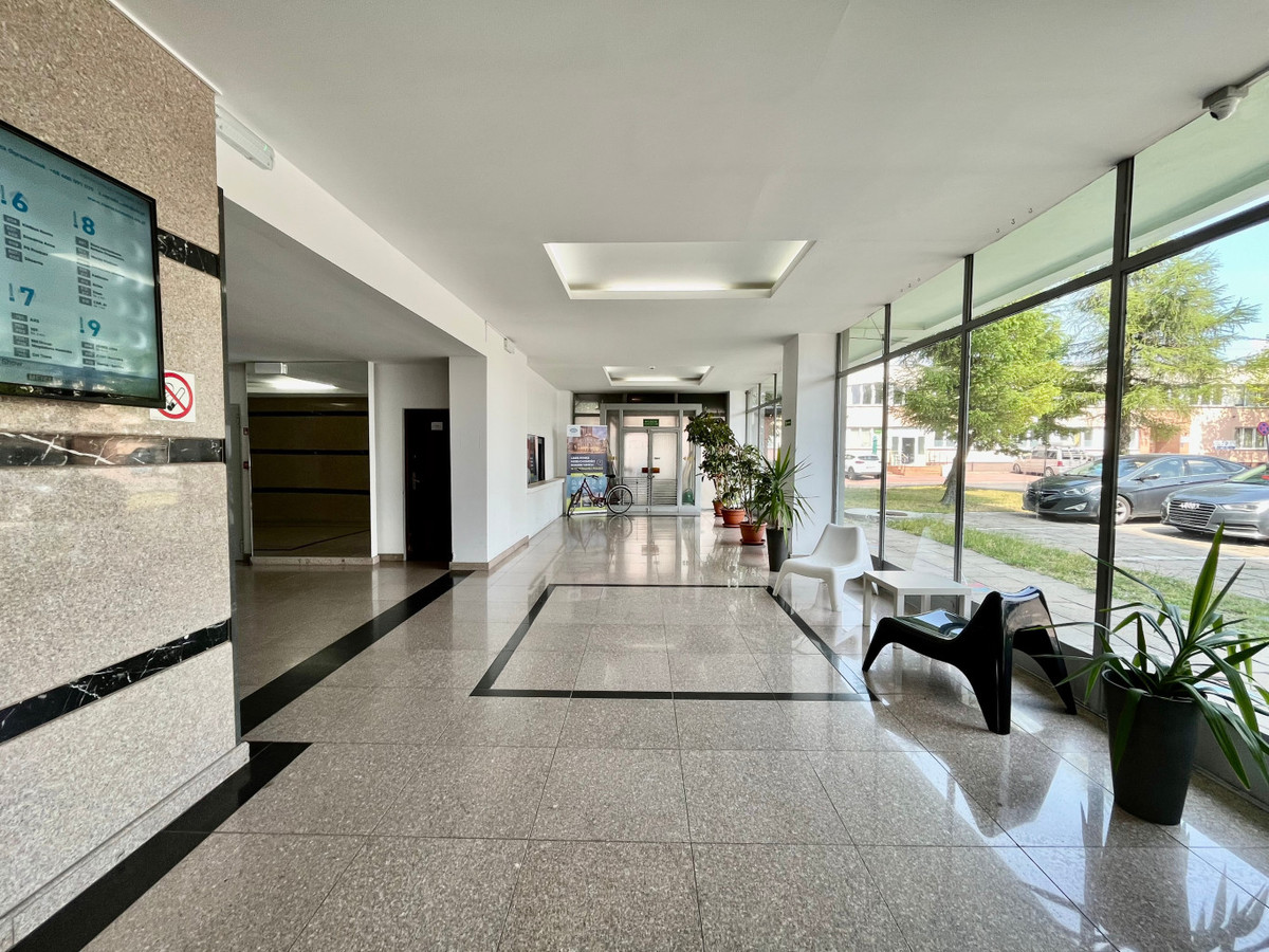 Jasne biuro z 3 pomieszczeniami i panoramicznym widokiem – 59 m² - Więcej