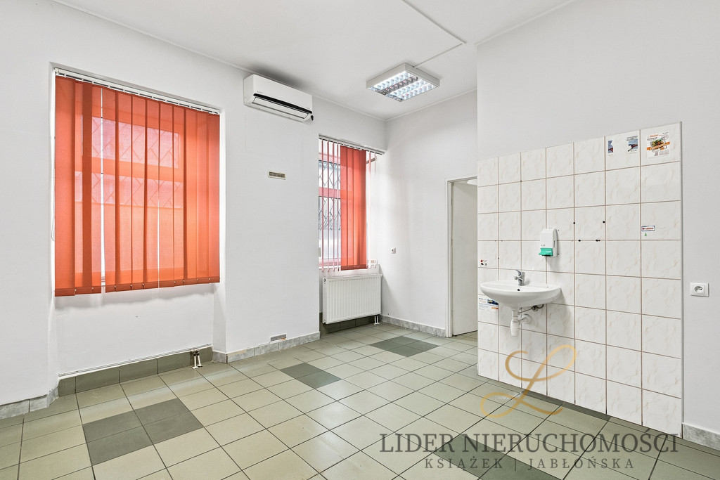 Kamienica usługowa w centrum przy ratuszu, 647 m² - Więcej