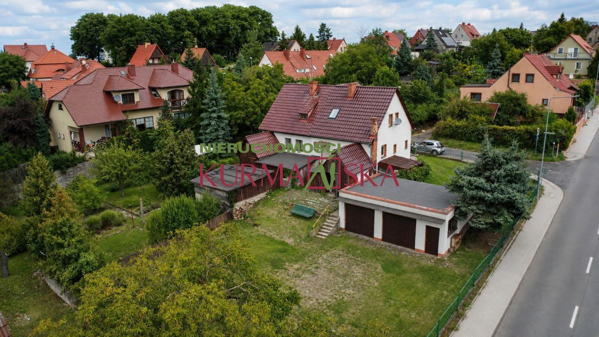 Dom bliźniak z budynkiem stacji diagnostyki aut