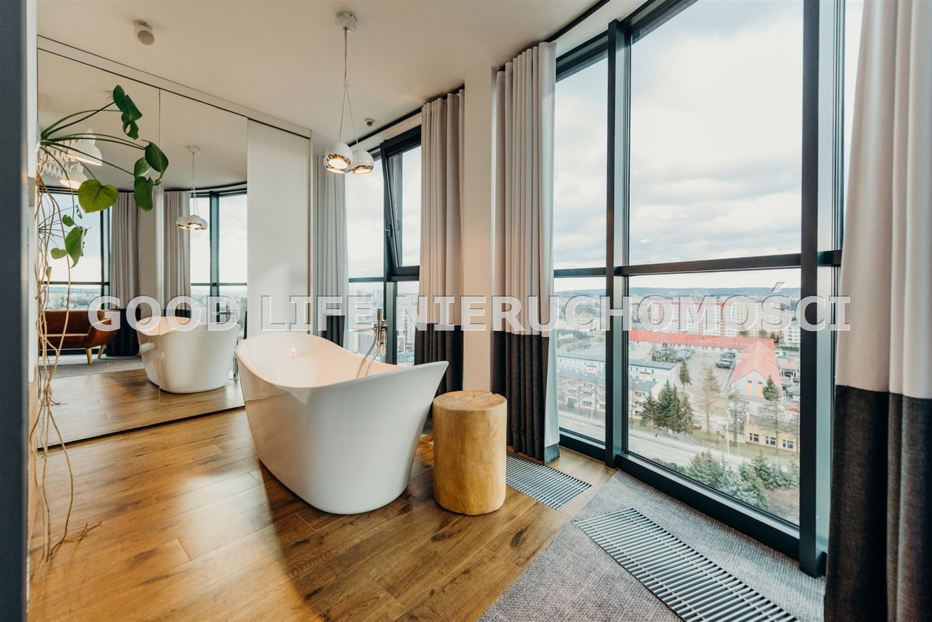 Apartament na najwyższym piętrze budynku 265m2
