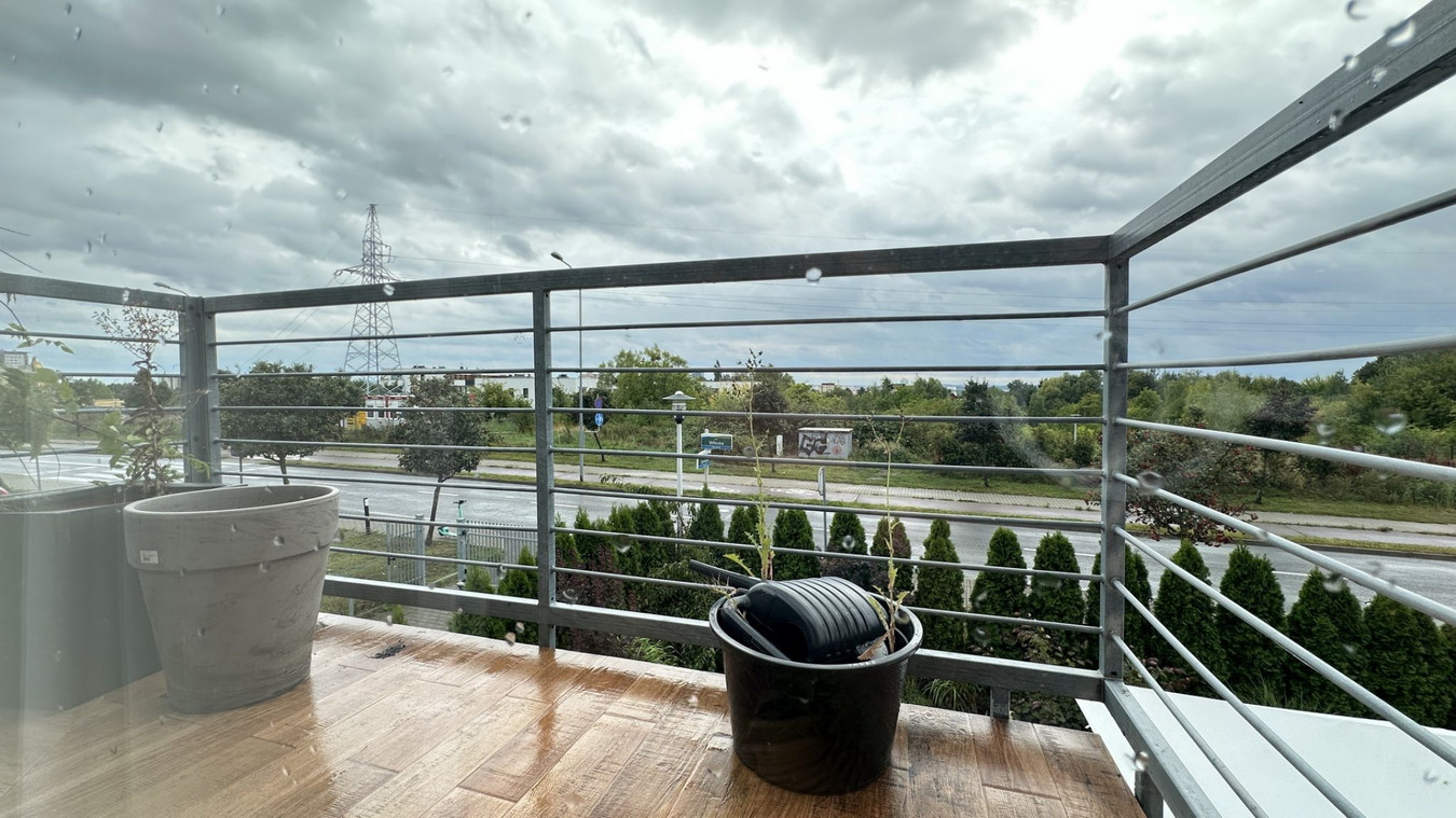 Dwa pokoje 10 i 11 m kw. z dużym salonem 35 m kw., balkonem, kuchnią, łazienką - Więcej