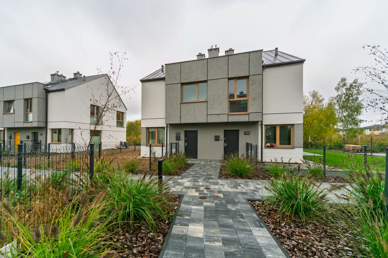 Nowoczesny bezczynszowy segment (72,5 m²) z ogrodem i widokiem na las