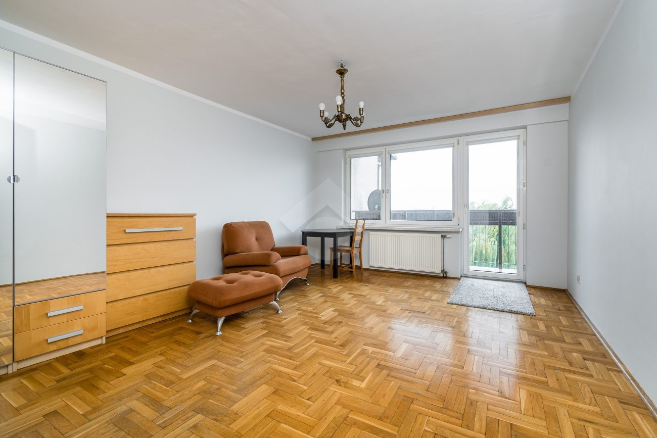 Sześciopokojowe mieszkanie z oddzielną kuchnią, loggią i piwnicą