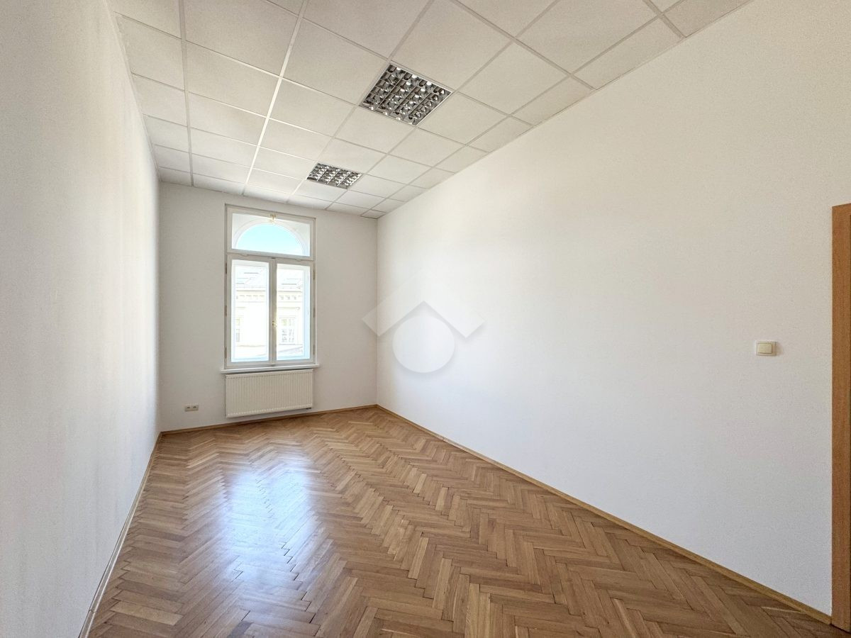 6-pokojowy lokal biurowy z balkonem - ul. Karmelicka - Więcej