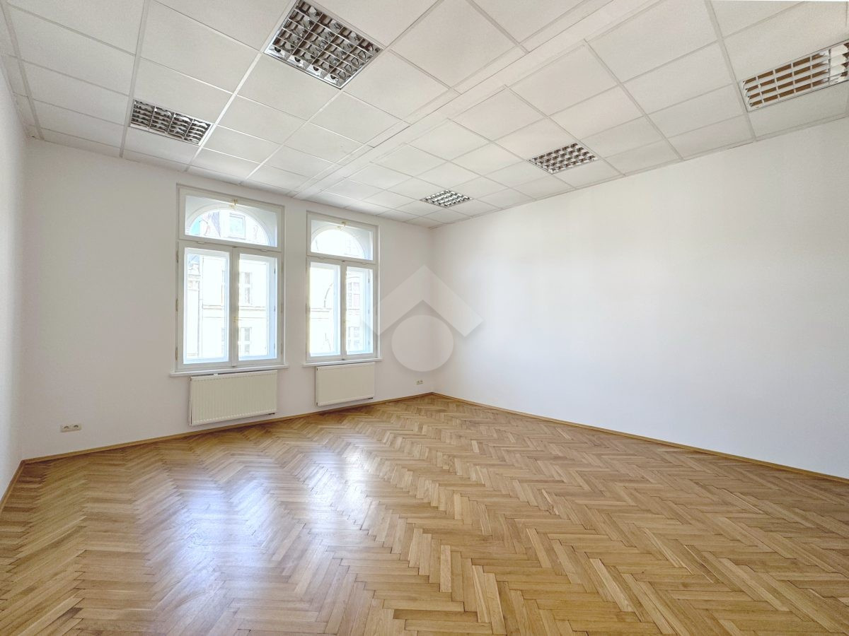 6-pokojowy lokal biurowy z balkonem - ul. Karmelicka - Widok 2