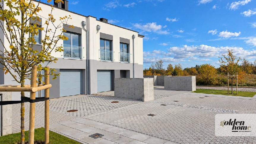 Przestronny szeregowiec z garażem i poddaszem
