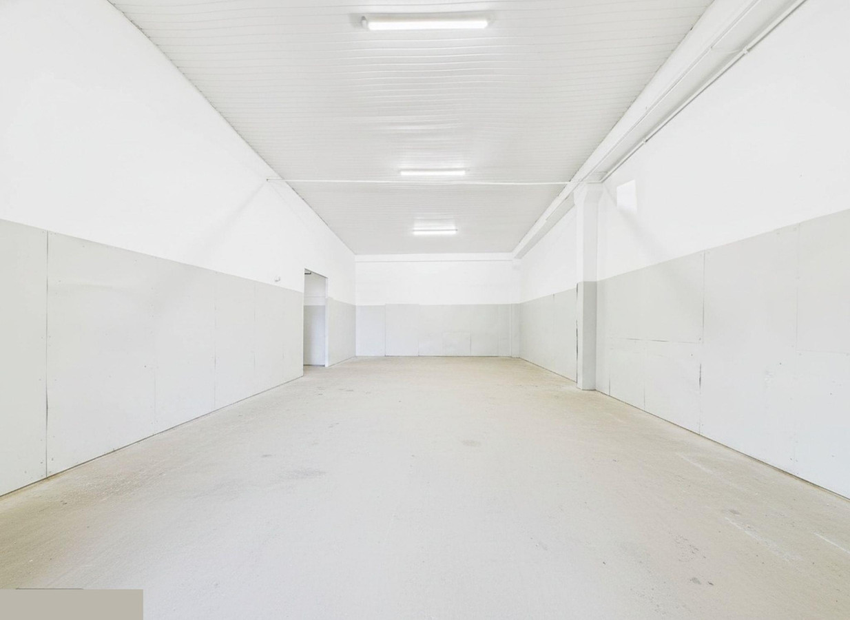 Hala usługowo-przemysłowa 440 m² | odnowiona i ocieplona | - Więcej
