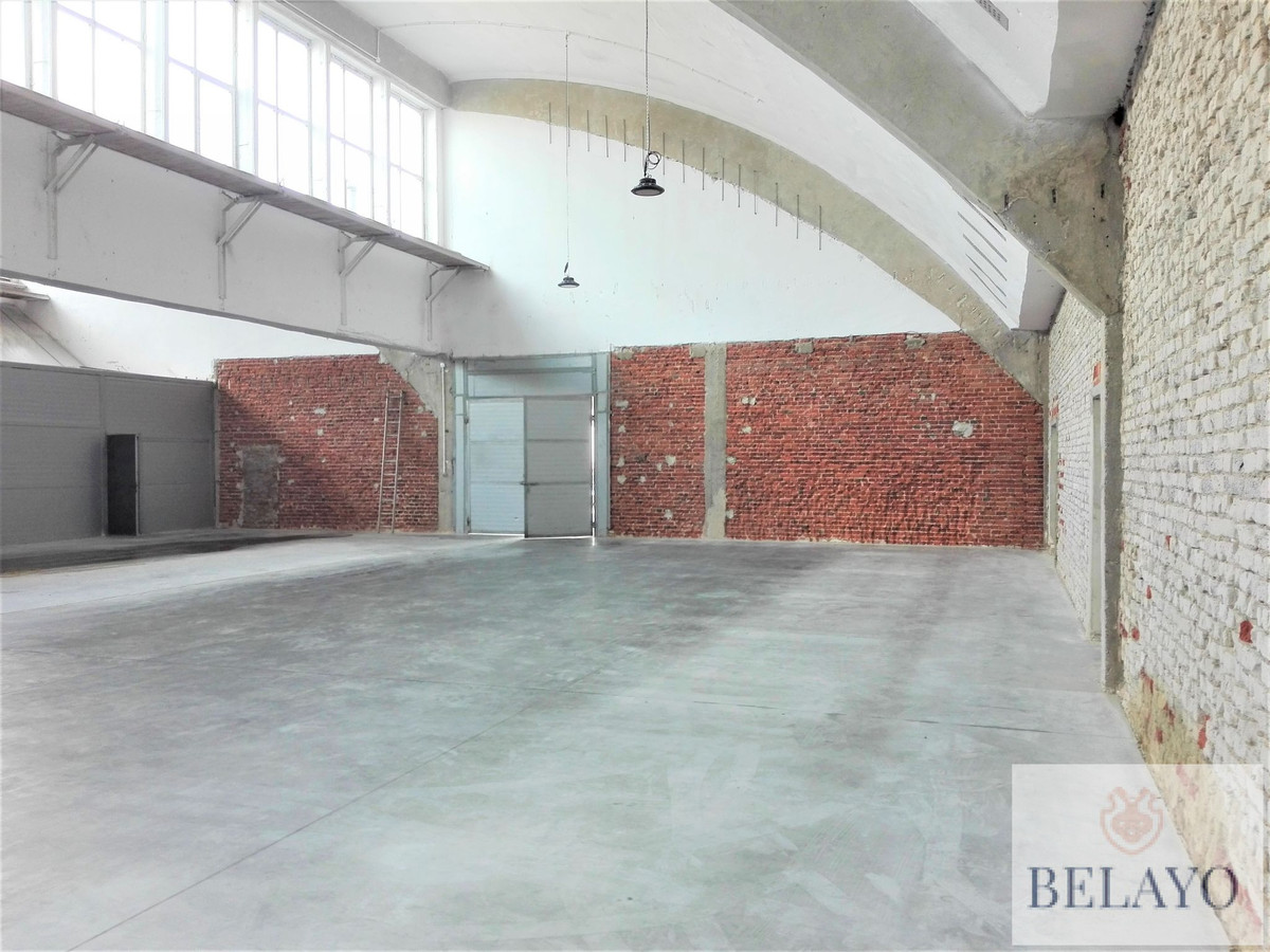 Magazyn z biurami styl industrialny, poziom 0 i rampa ok 2470 mkw