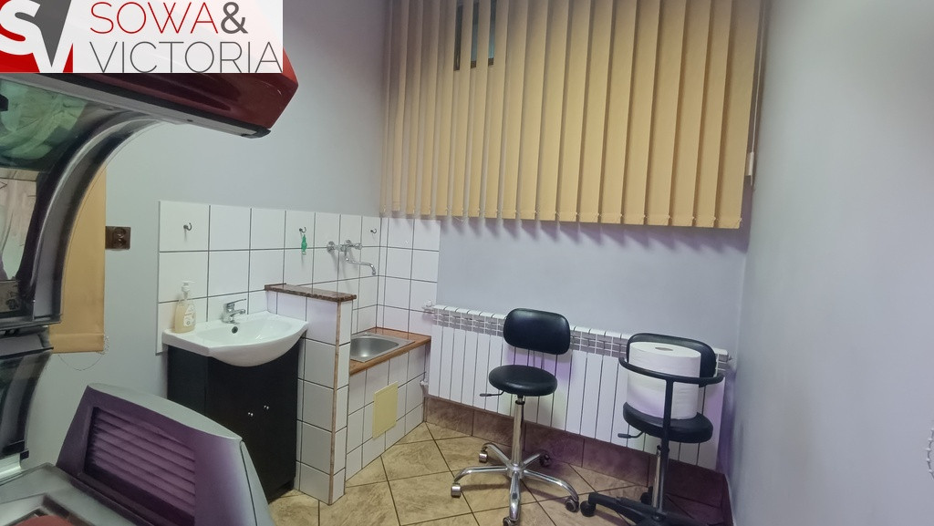 Działający zakład fryzjerski i kosmetyczny - More