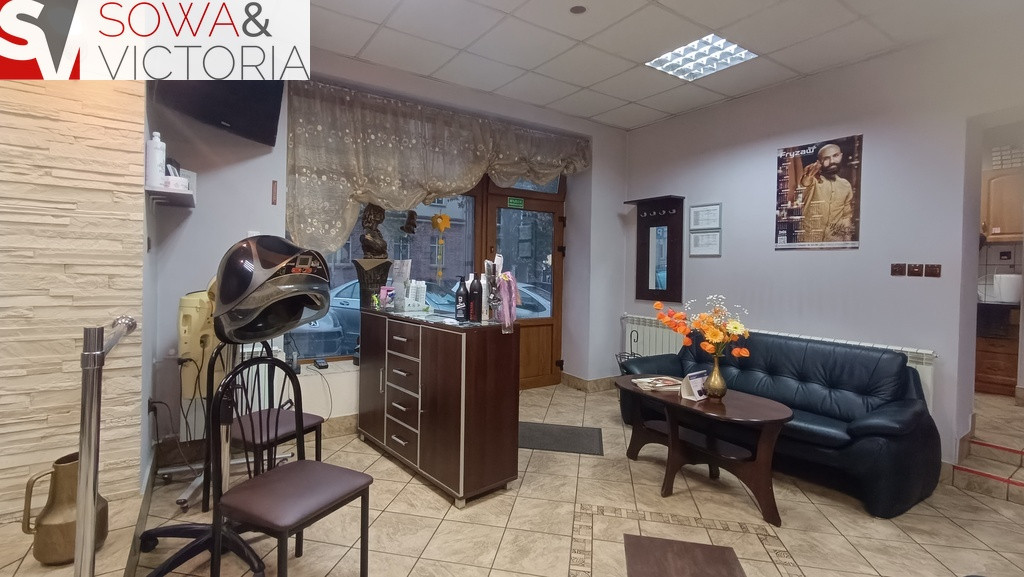 Działający zakład fryzjerski i kosmetyczny