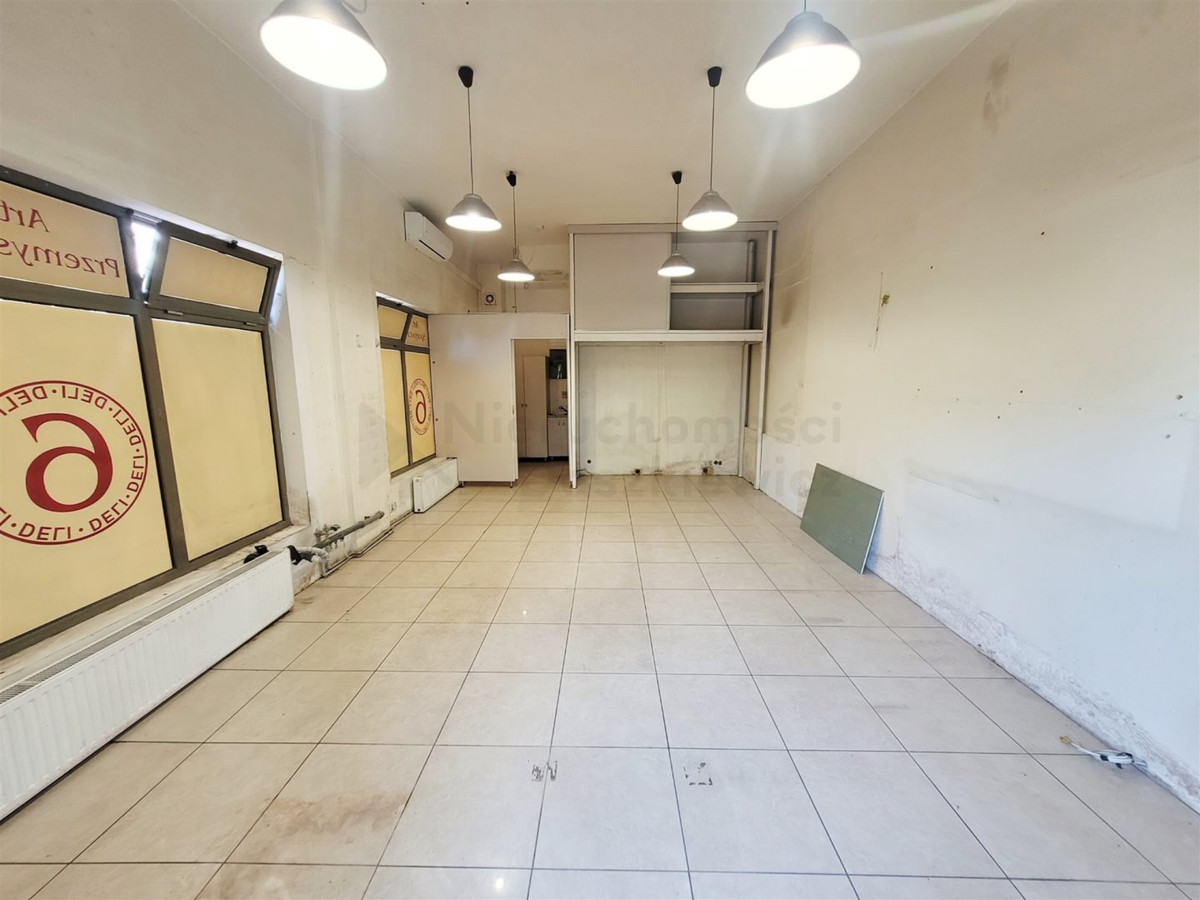 KABATY - lokal na parterze budynku z dużą witryną - View 4
