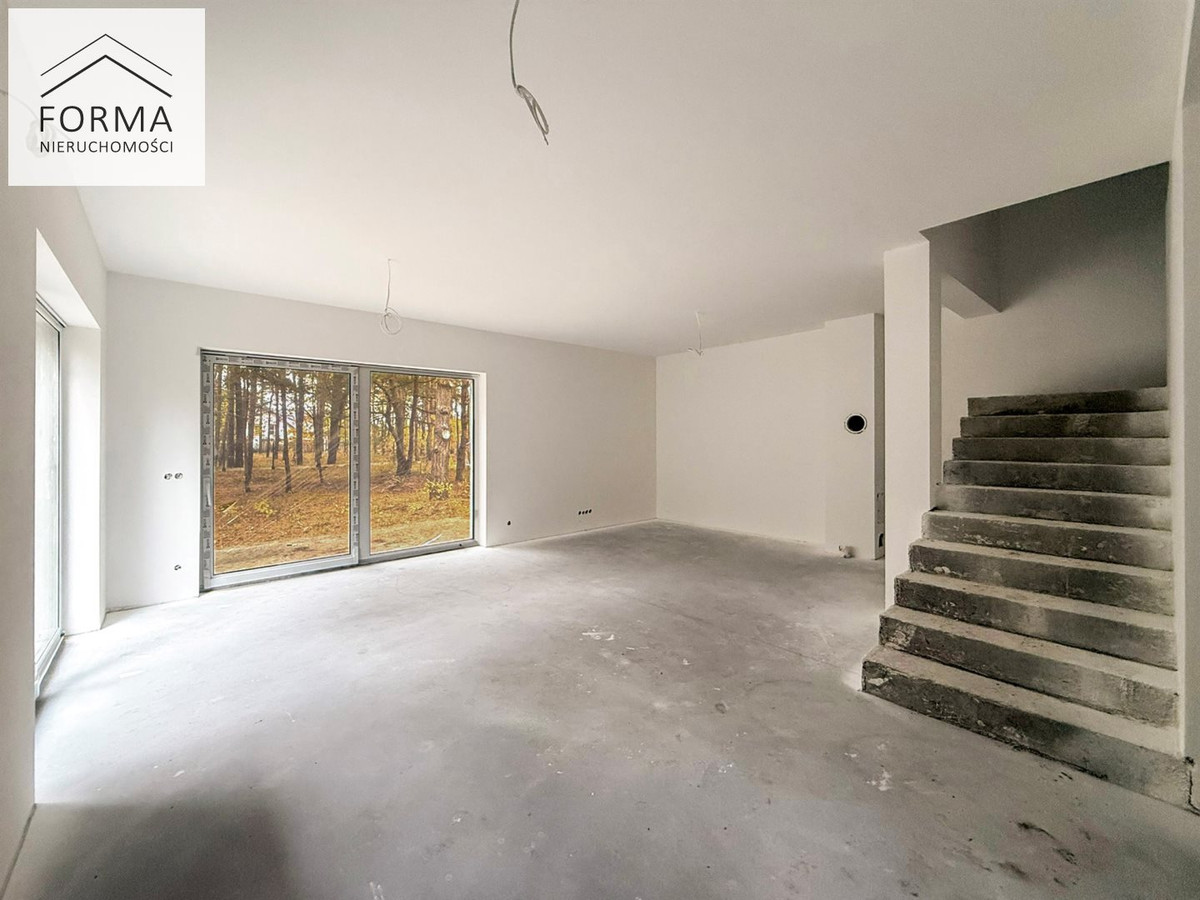 Dom ze ścianą lasu z panoramicznymi oknami - Widok 4