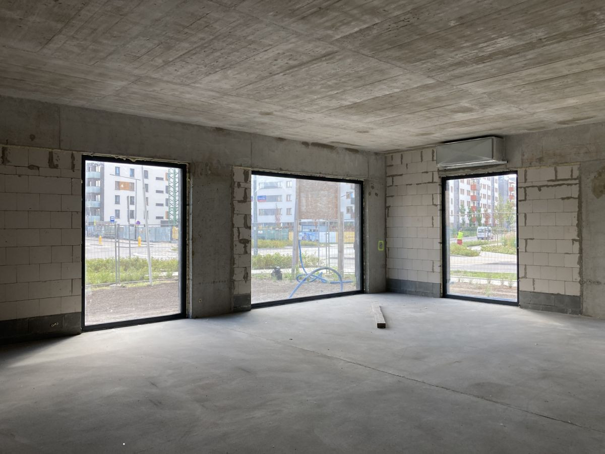 Duży lokal z placem zabaw przy metro Mińska - Więcej