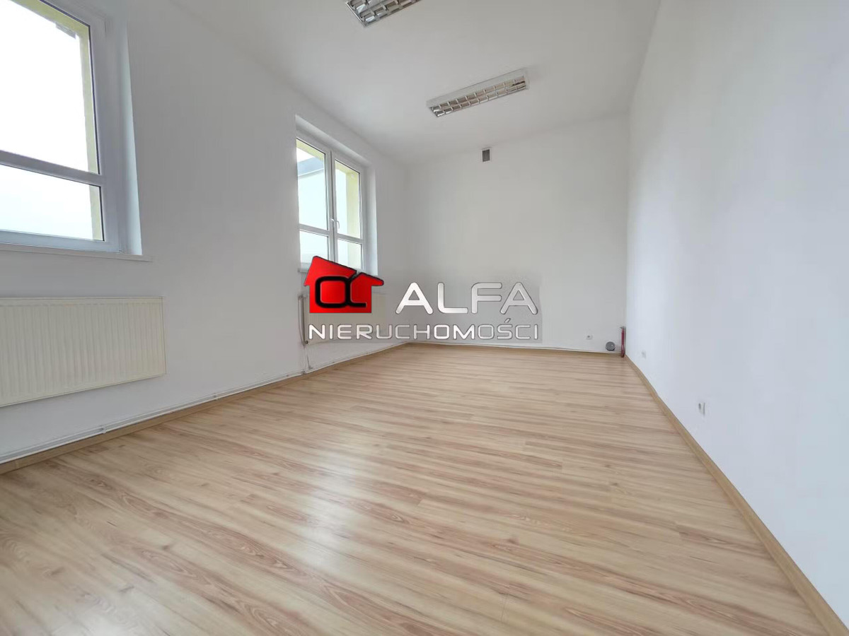 Lokal użytkowy 75 m² w odnowionym biurowcu z windą, niskimi opłatami i miejscem