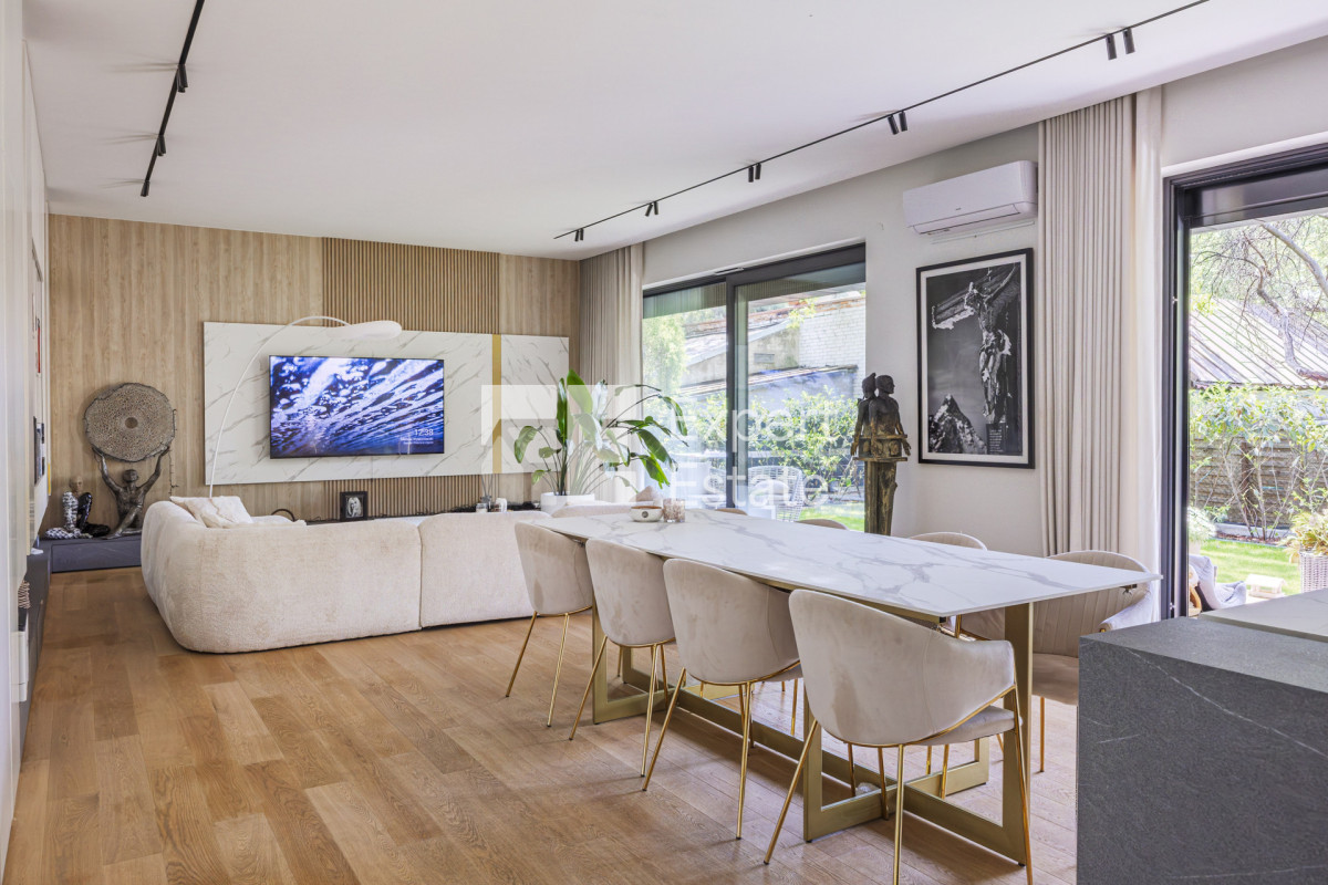 Kameralny budynek! Apartament z 300m2 ogrodem