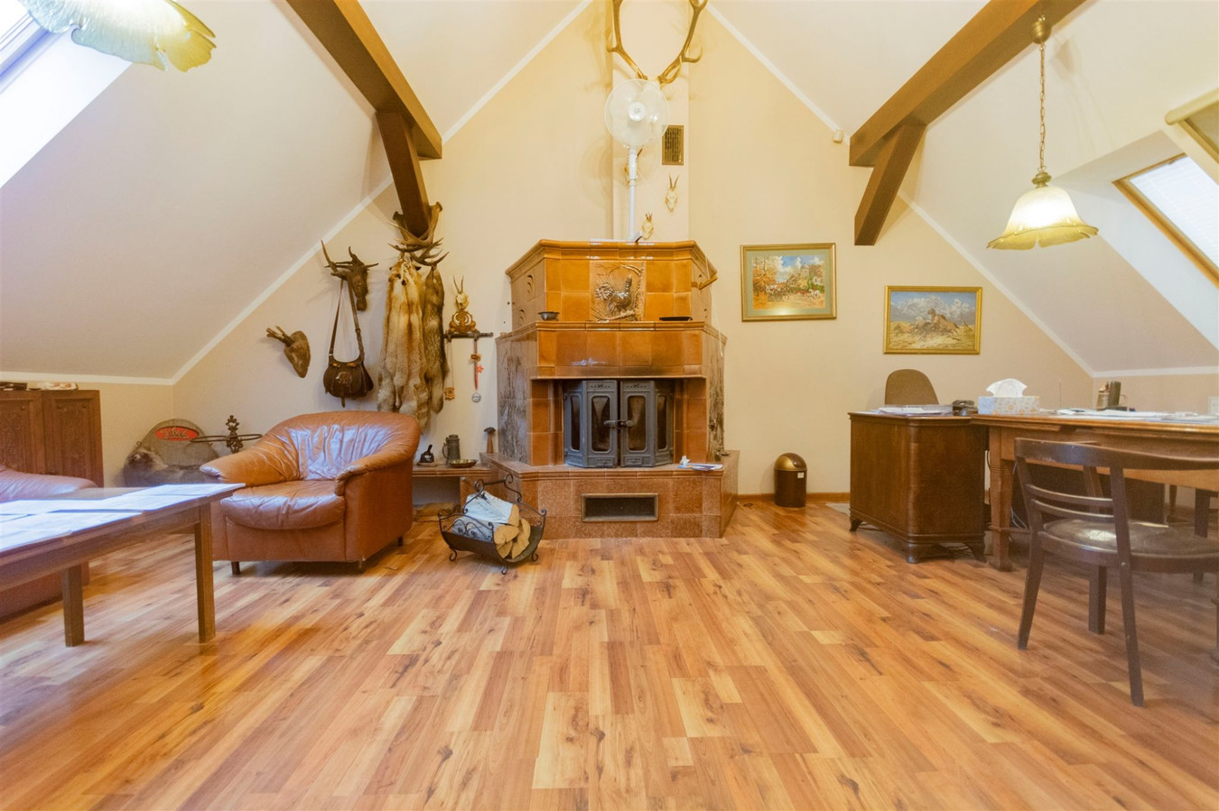 Post kummerċjali, 8313 m²