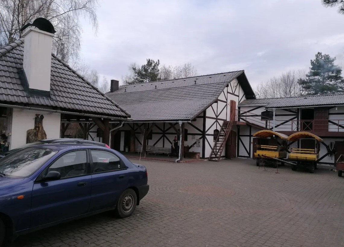 Stajnia, ujeżdzalnia, padok i budynek hostelu LICYTACJA - Widok 2