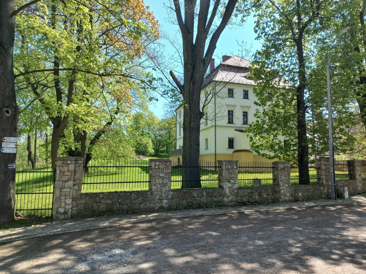 Zabytkowy dworek wraz z parkiem