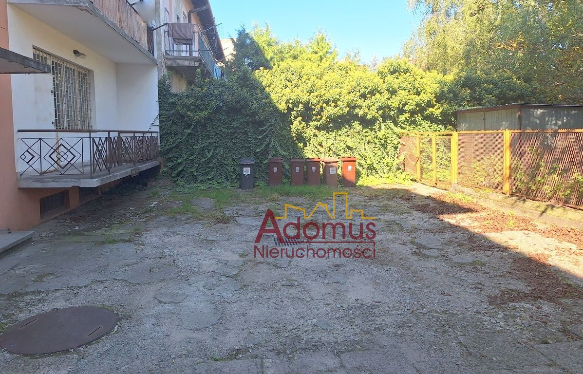 Lokal w centrum z witryną i prywatnym parkingiem - Więcej