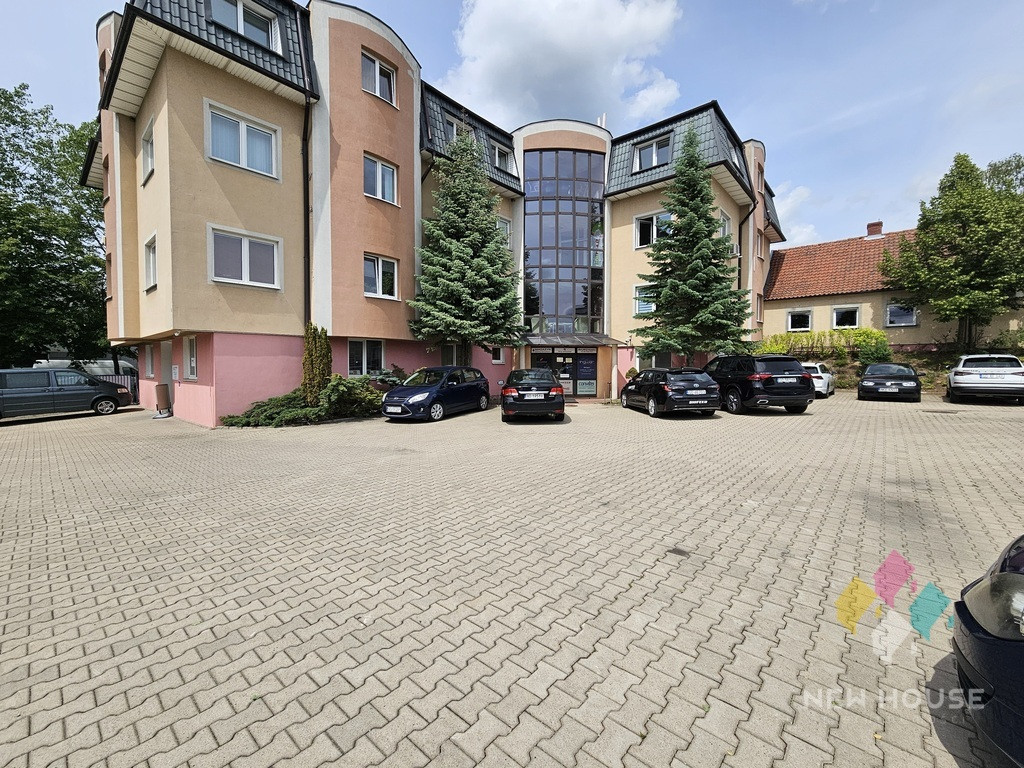 Lokal 17 m2, parking, atrakcyjna cena z mediami