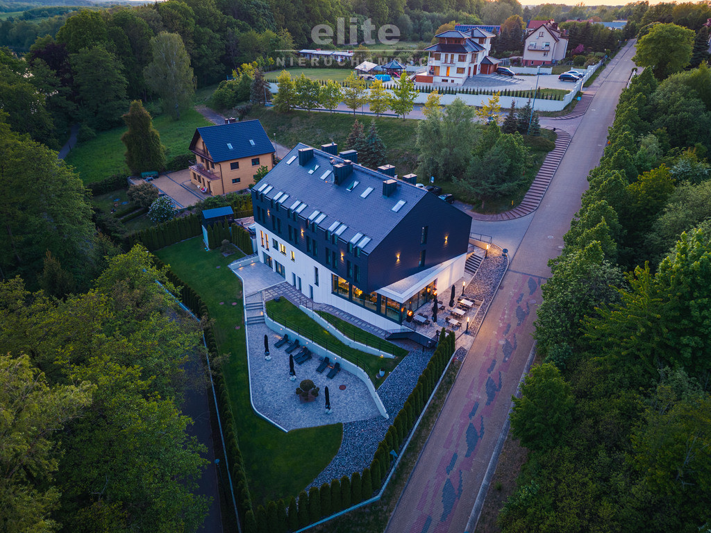 Commercial property, 1281 m²