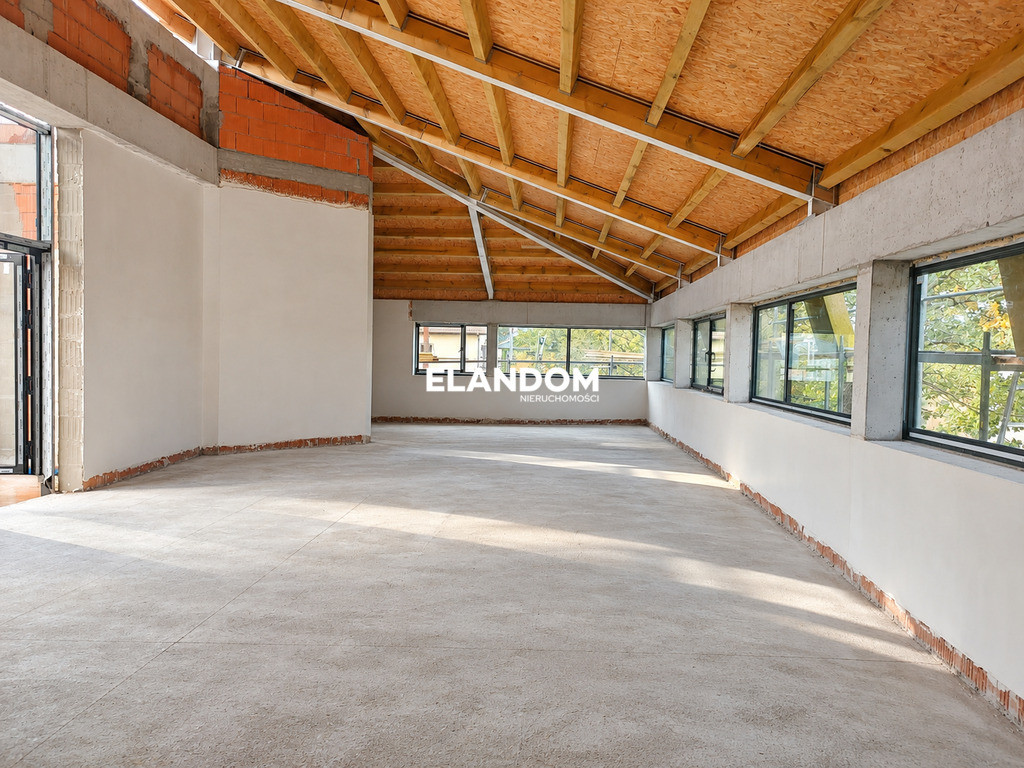 Nowoczesny lokal z witryną, winda - Więcej