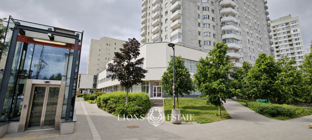 Lokal przy metrze | duze witryny | parking - Więcej