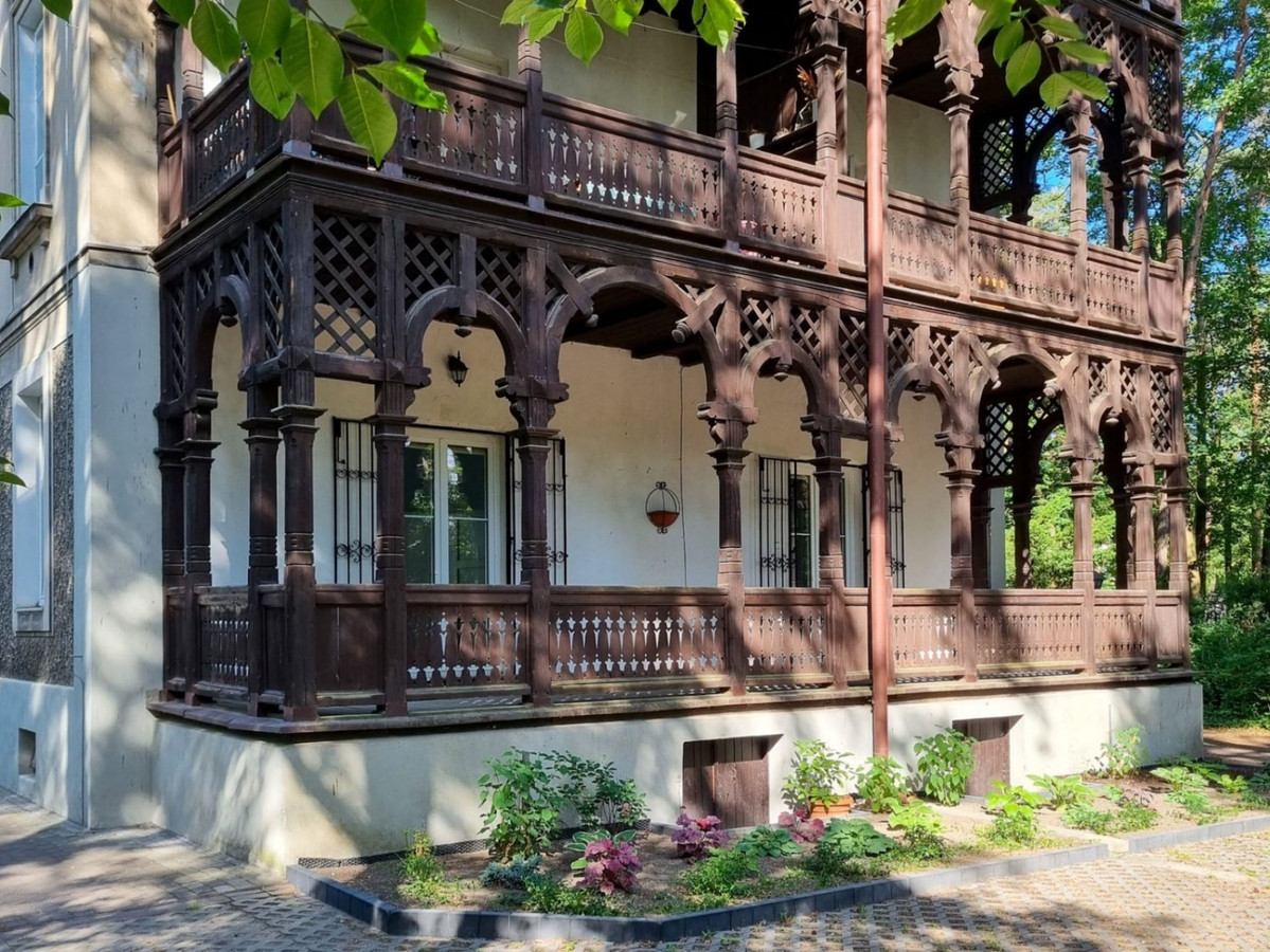 Historyczny budynek. Wysoki parter. Pomiędzy Starą Papiernią a Tężnią