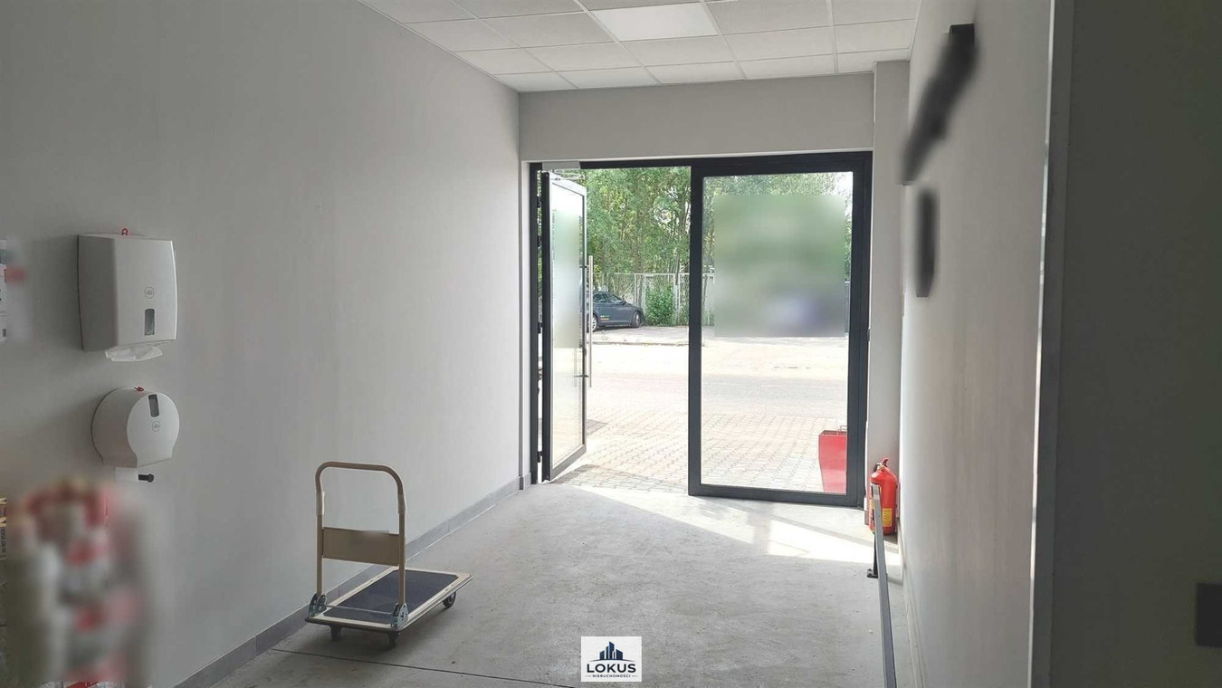 Hala handlowo-magazynowa z biurem parking - Widok 5