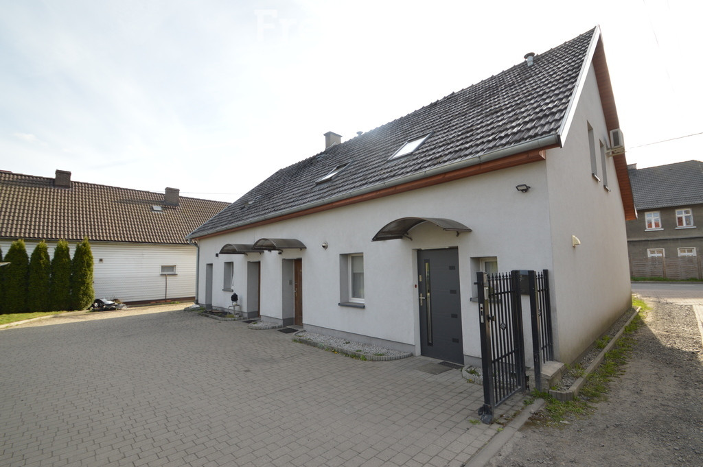 Dom podzielony na cztery mieszkania