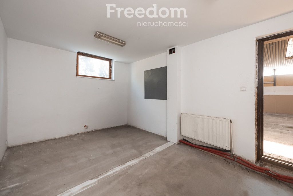 Budynek 170 m² z halą 120 m² na działce 1 365 m² - Więcej