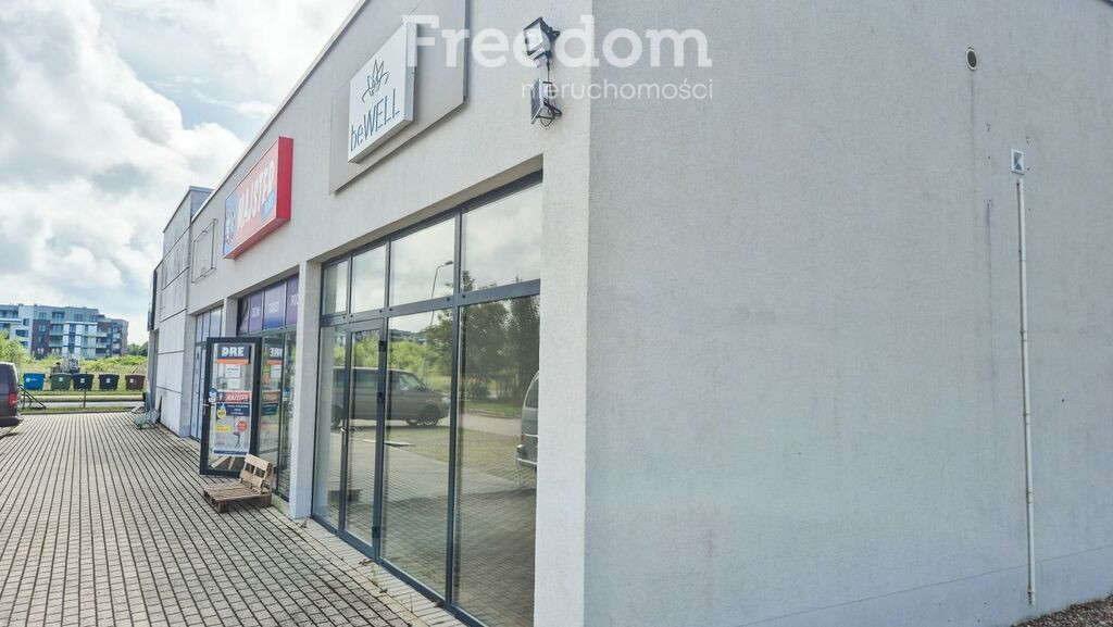 Lokal usługowy z dużą ilością miejsc parkingowych - Widok 2