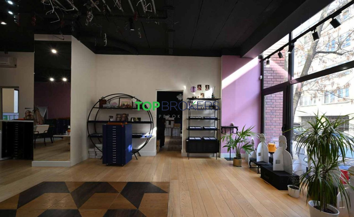 Commercial property, 984 m²