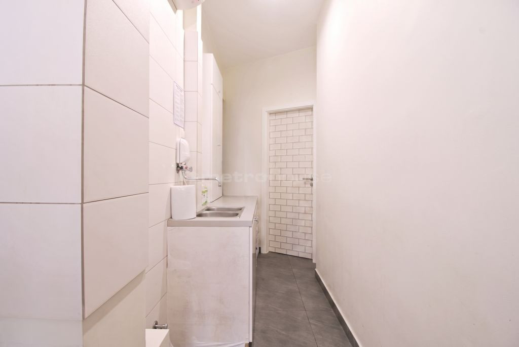 Lokal handlowo-usługowy 21,3 m² Centrum 2 wejścia - Więcej