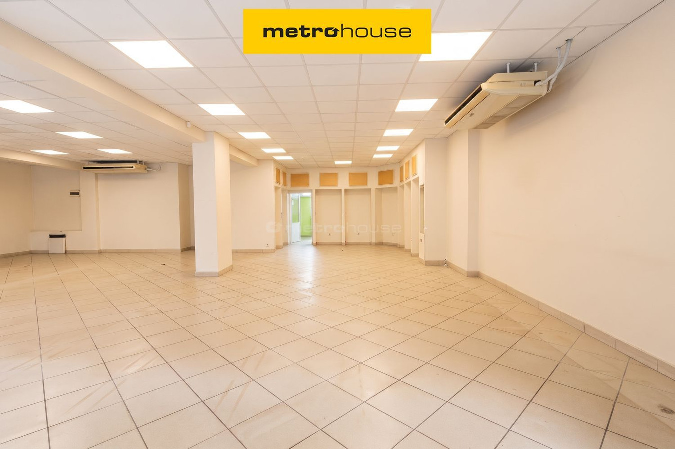 Lokal z witrynami przy Placu Ratuszowym - 95 m²