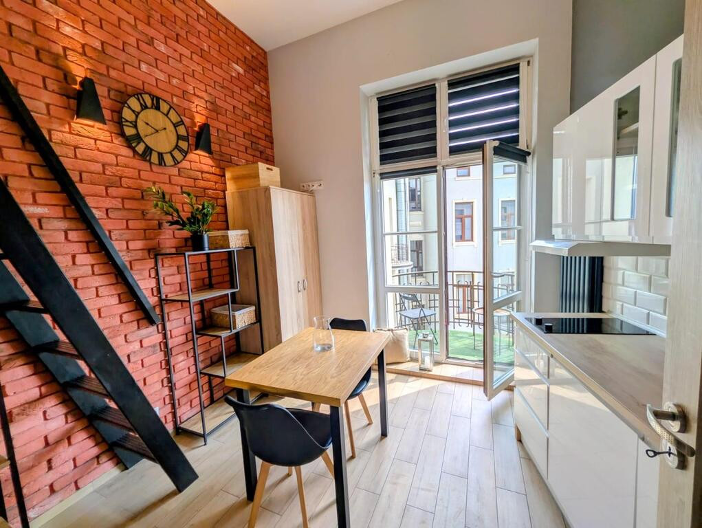 Studio z antresolą i balkonem - ul. Piotrkowska 37