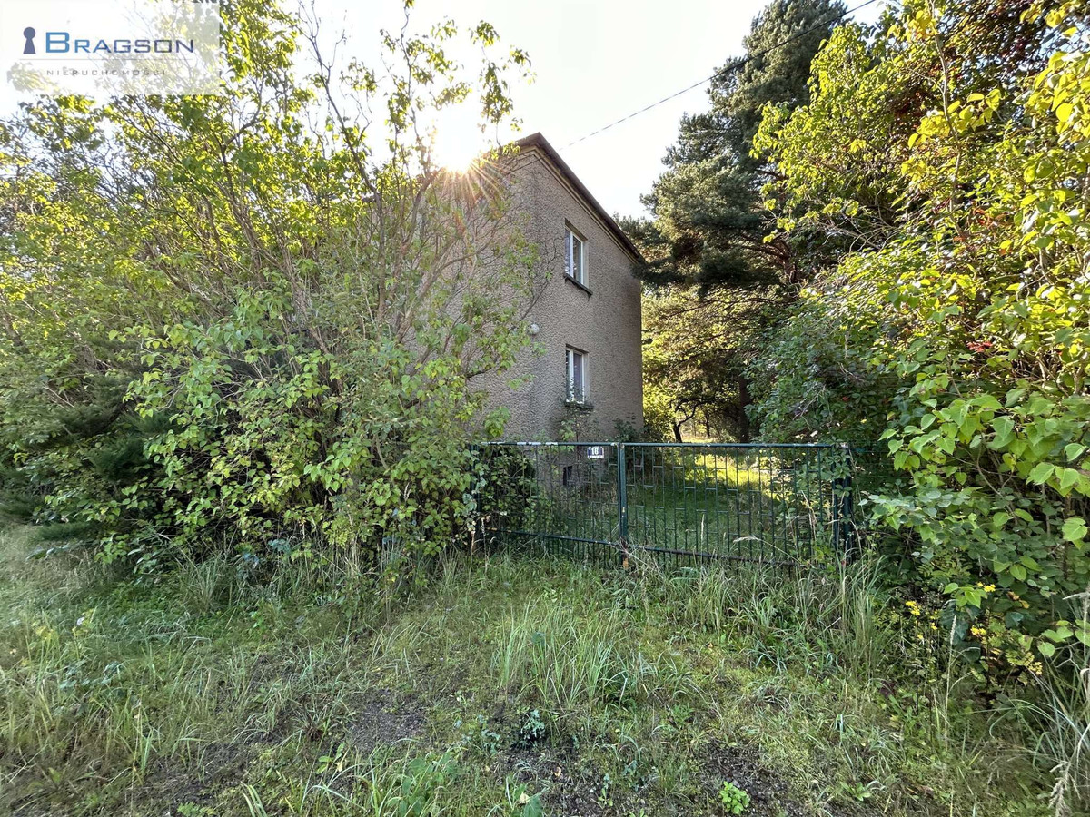 Działka inwestycyjna z domem, całość pod zabudowę jednorodzinną, wszystkie media - Więcej