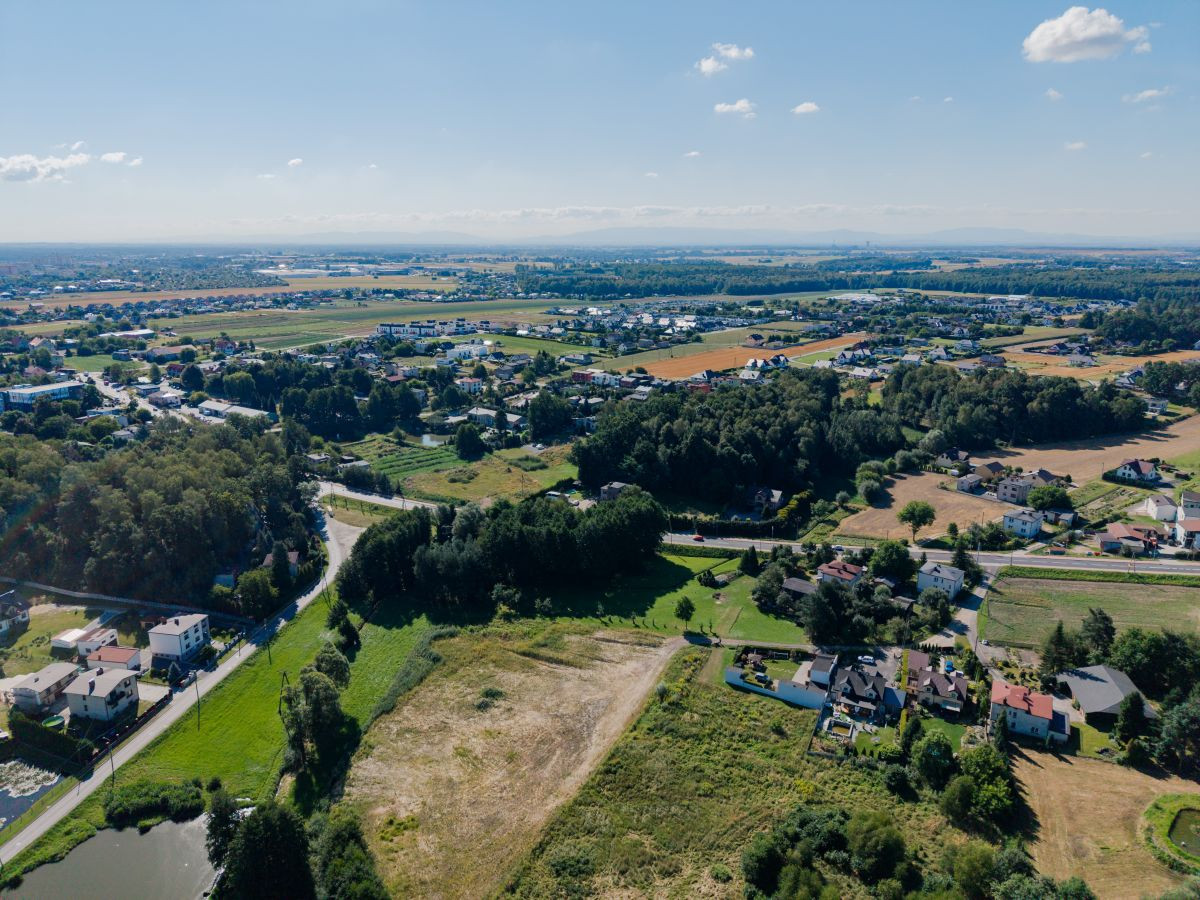 Pod dom z dużym ogrodem w spokojnej okolicy - Widok 5