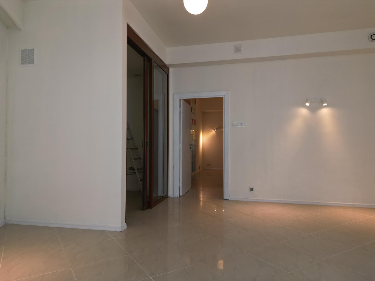 Lokal usługowy na 1 piętrze w apartamentowcu 60 m² - Więcej