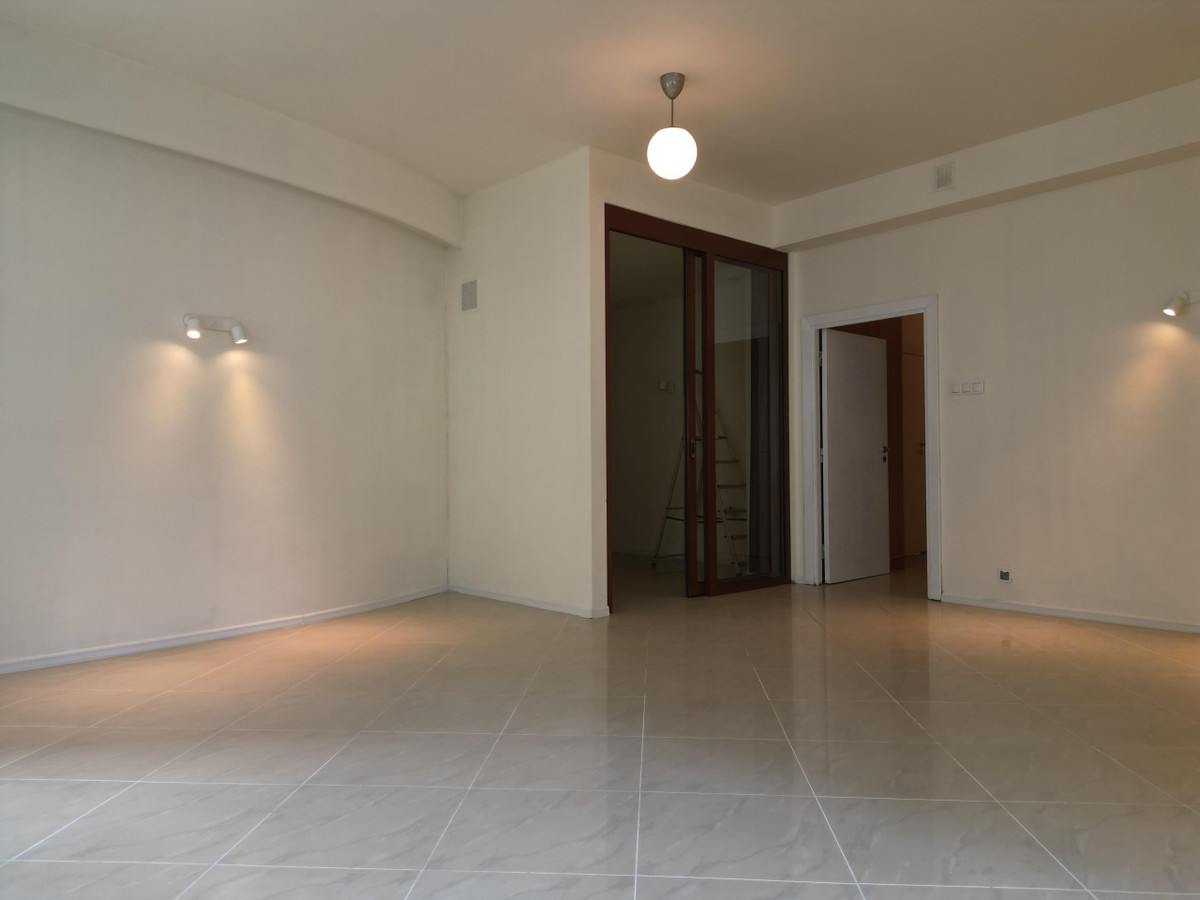 Lokal usługowy na 1 piętrze w apartamentowcu 60 m² - Widok 2
