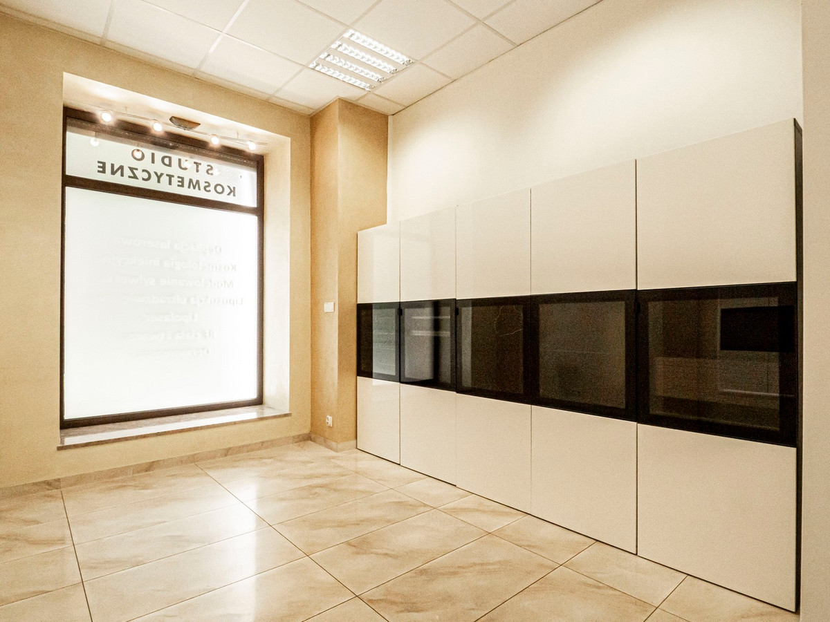Lokal użytkowy w ścisłym centrum Legnicy – 3 gabinety lub openspeace - Więcej