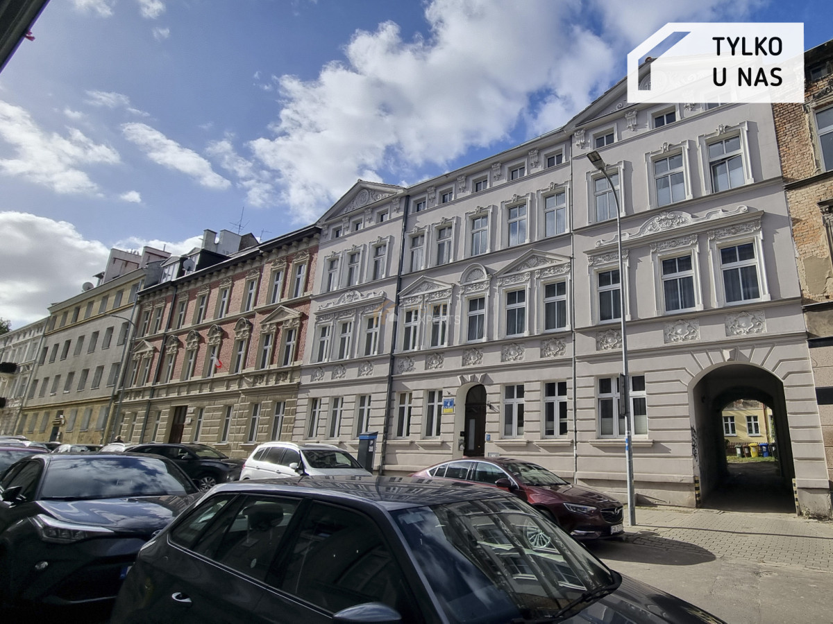 W kamienicy z zrobioną elewacją i dachem